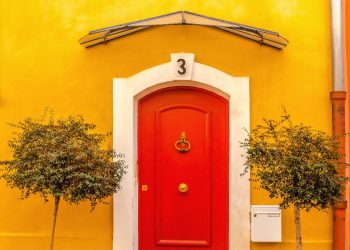 Червена входна врата за къща