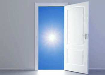 Отворена врата небе и слънце