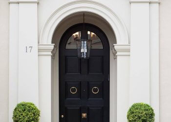 черна входна врата с две крила