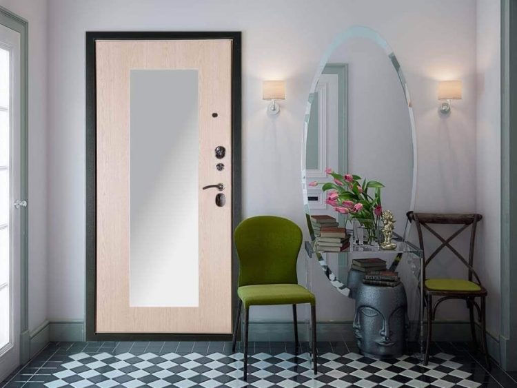 Интериорна врата с огледала и красив интериор с цветя