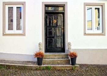 Стара черна врата с чукче